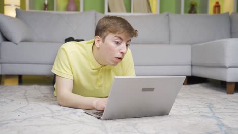Young-man-is-puzzled-at-home-on-laptop.